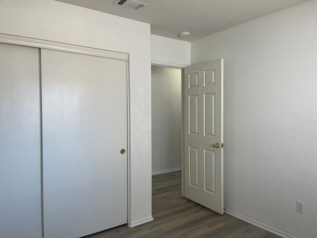 Building Photo - 3 bedroom 2 bathroom Home available in Vic...