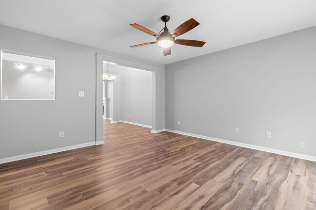 Building Photo - 305 Spring Valley Ln