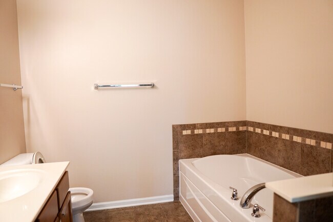 Building Photo - 1574 Millbrook Dr