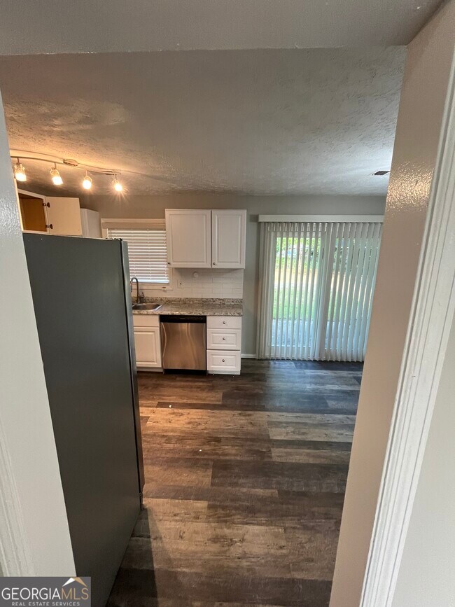 Building Photo - 2220 Mahan Dr