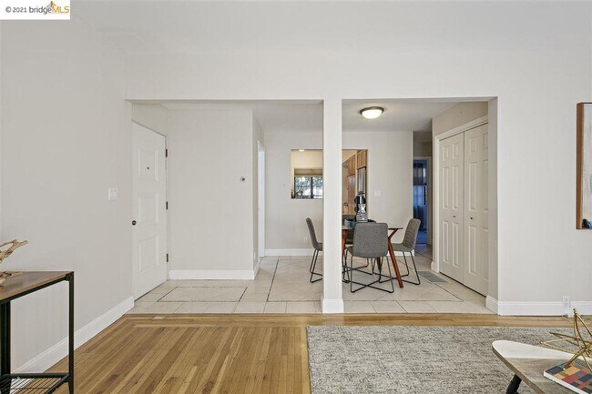 Building Photo - Beautiful Light-Filled 2BR/1BA Condo – Ste...