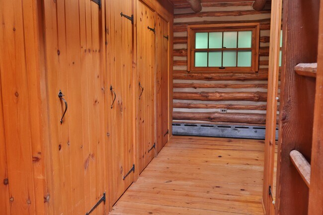 Building Photo - 980 Mine Rd