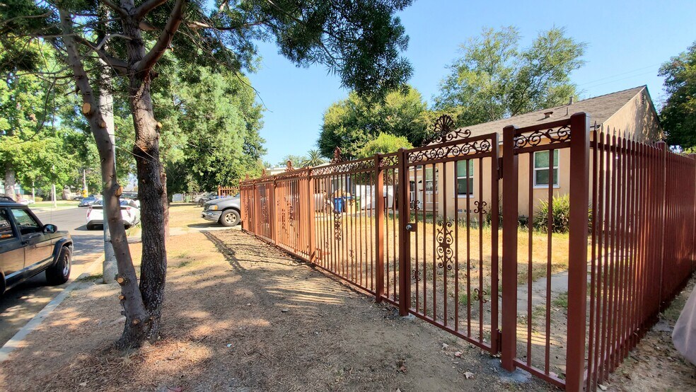 Building Photo - 7038 Yarmouth Ave