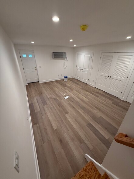 Building Photo - 370 Semel Ave