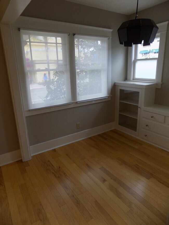Building Photo - R0463