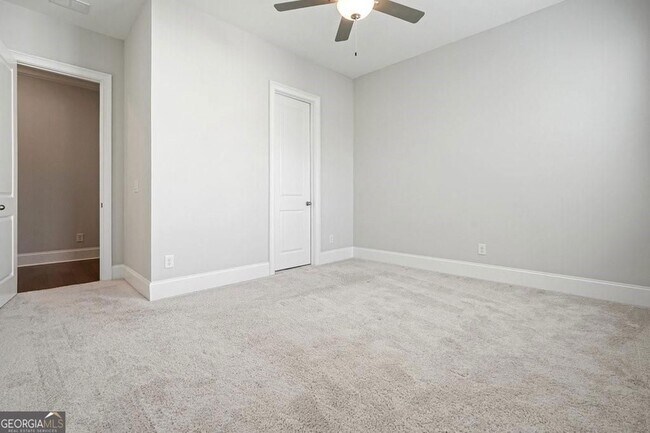 Building Photo - 123 Village Green Ave