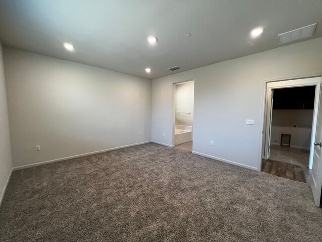 Building Photo - 2035 Greenbriar Dr