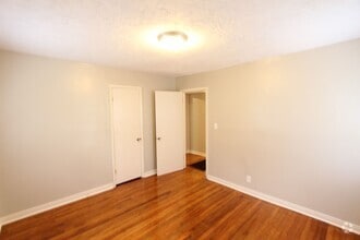 Building Photo - New On the Market - South Eastlake - Newly...