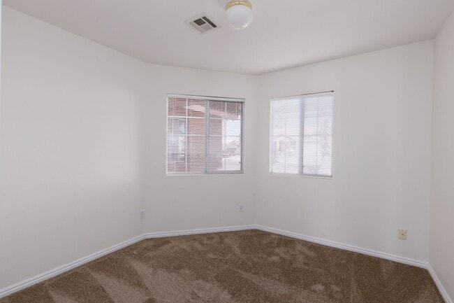 Building Photo - 3-bedroom 2-bathroom town house with a double car garage, freshly painted and new carpet.