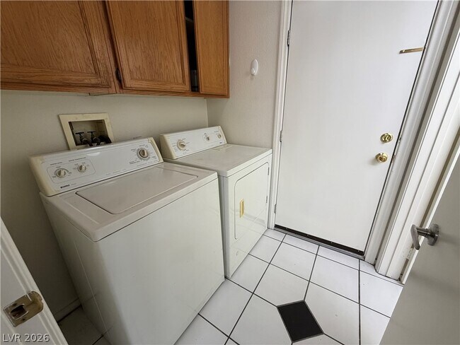 Building Photo - 8089 Kentshire Dr