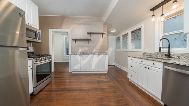 Building Photo - 520 W Pikes Peak Ave
