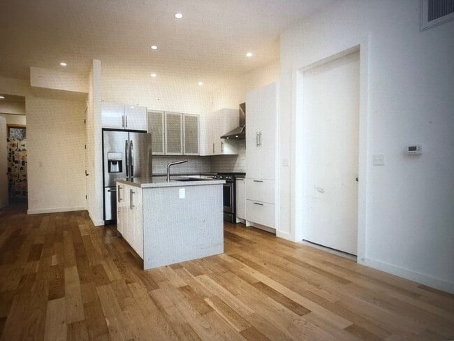 Building Photo - 540 S Cloverdale Blvd