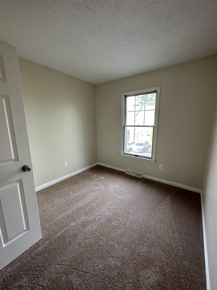 Bedroom 1 - 117 Oak Moore Ct