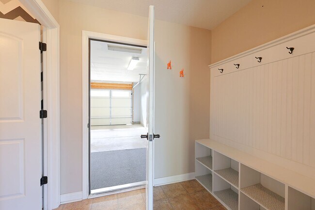 Building Photo - Beautiful 3 Bedroom House in Quiet Auburn ...