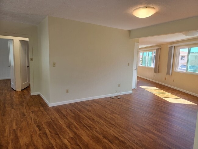 Building Photo - Large Upstairs Unit, Split AC, Renovated