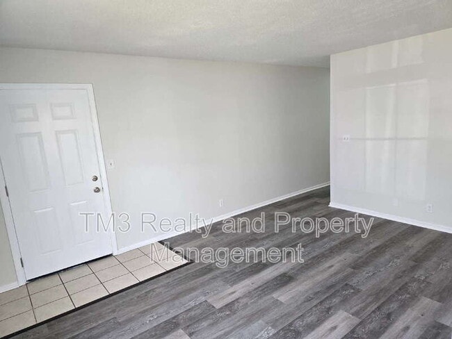 Building Photo - 1602 E Kansas City Rd