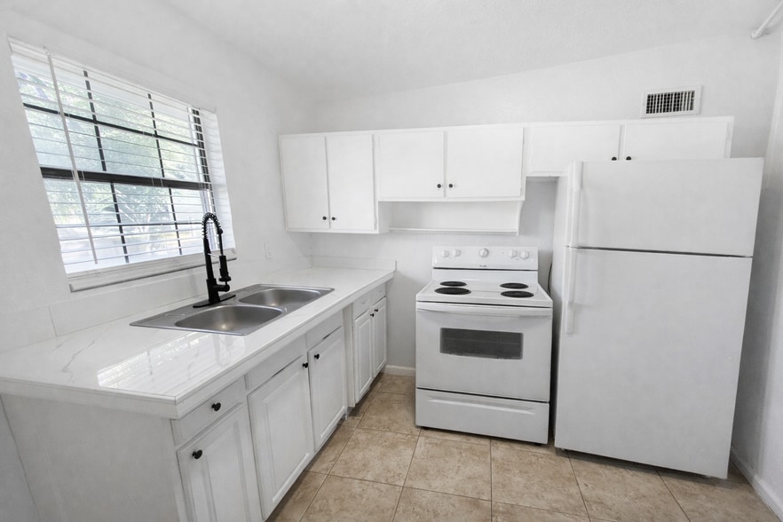 Building Photo - 2648 Dellwood Ave