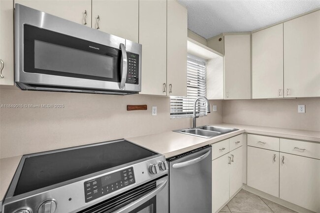 Building Photo - 6611 SW 127th Ct