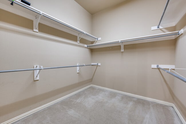 Building Photo - 1281 Golf Club Dr