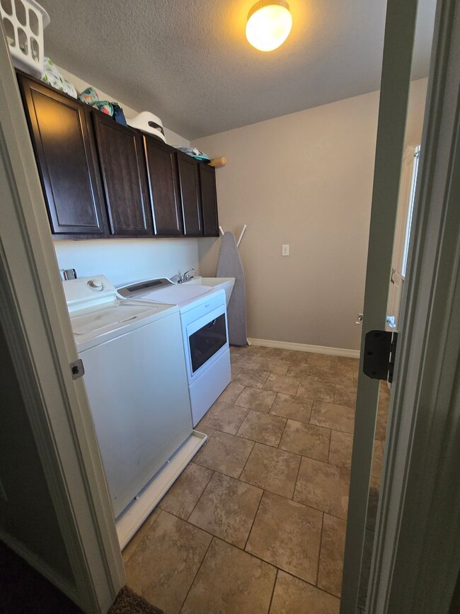 Building Photo - Spacious 4BR with Modern Upgrades and Comp...