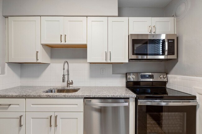 Building Photo - 5823 Lindenwood Ave