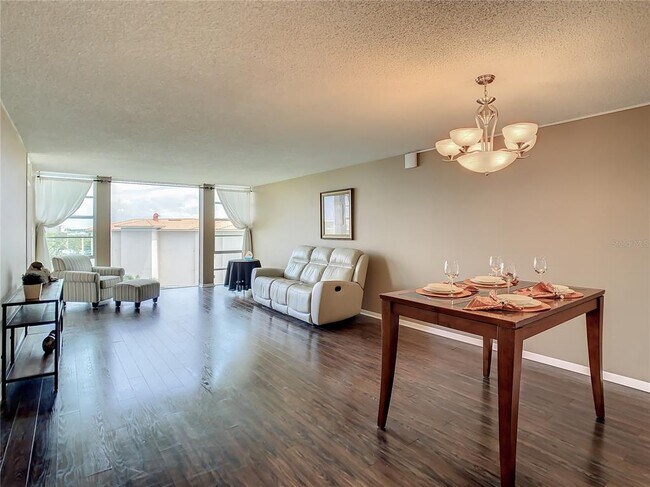 Building Photo - 7400 Sun Island Dr S