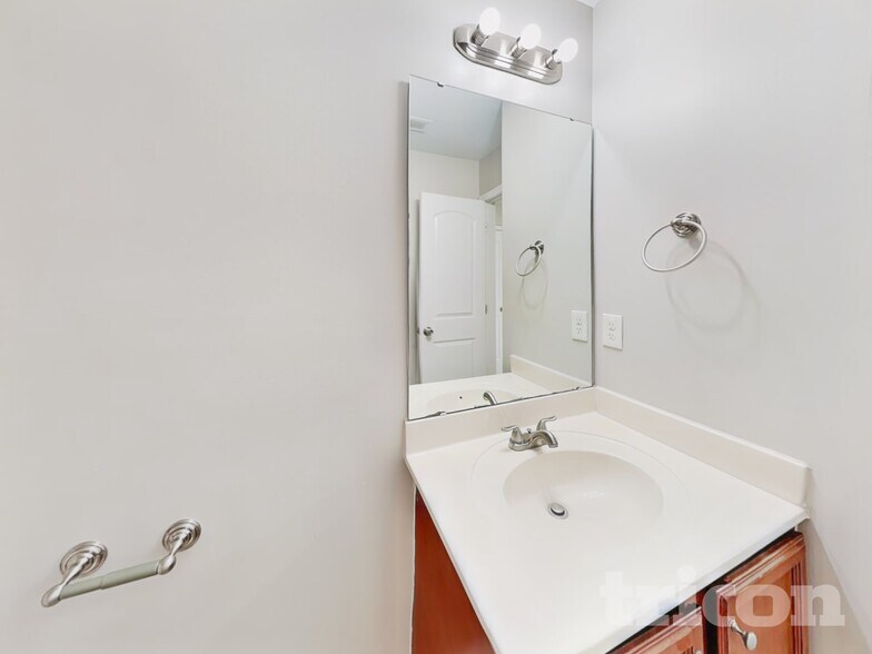 Building Photo - 6800 Lakinsville Ln