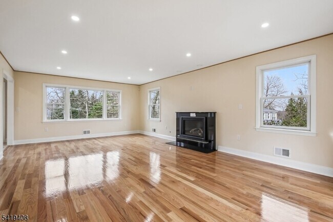 Building Photo - 215 Summit Ave