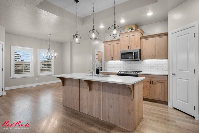 Building Photo - Beautiful and Modern 5 Bedroom Home in Cedar City!