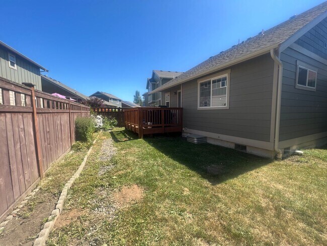 Building Photo - 3 Bed, 2.5 Bath with Garage and Fully Fenced Back Yard
