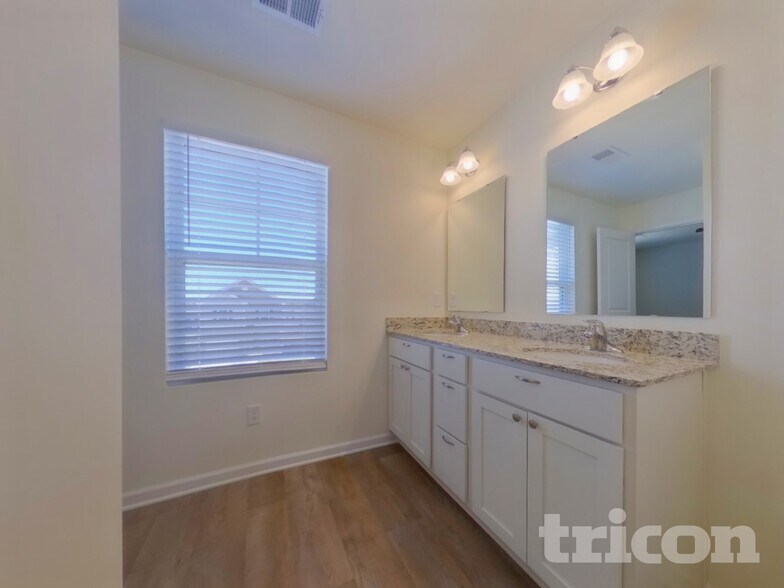 Building Photo - 1077 Crescent Moon Lp