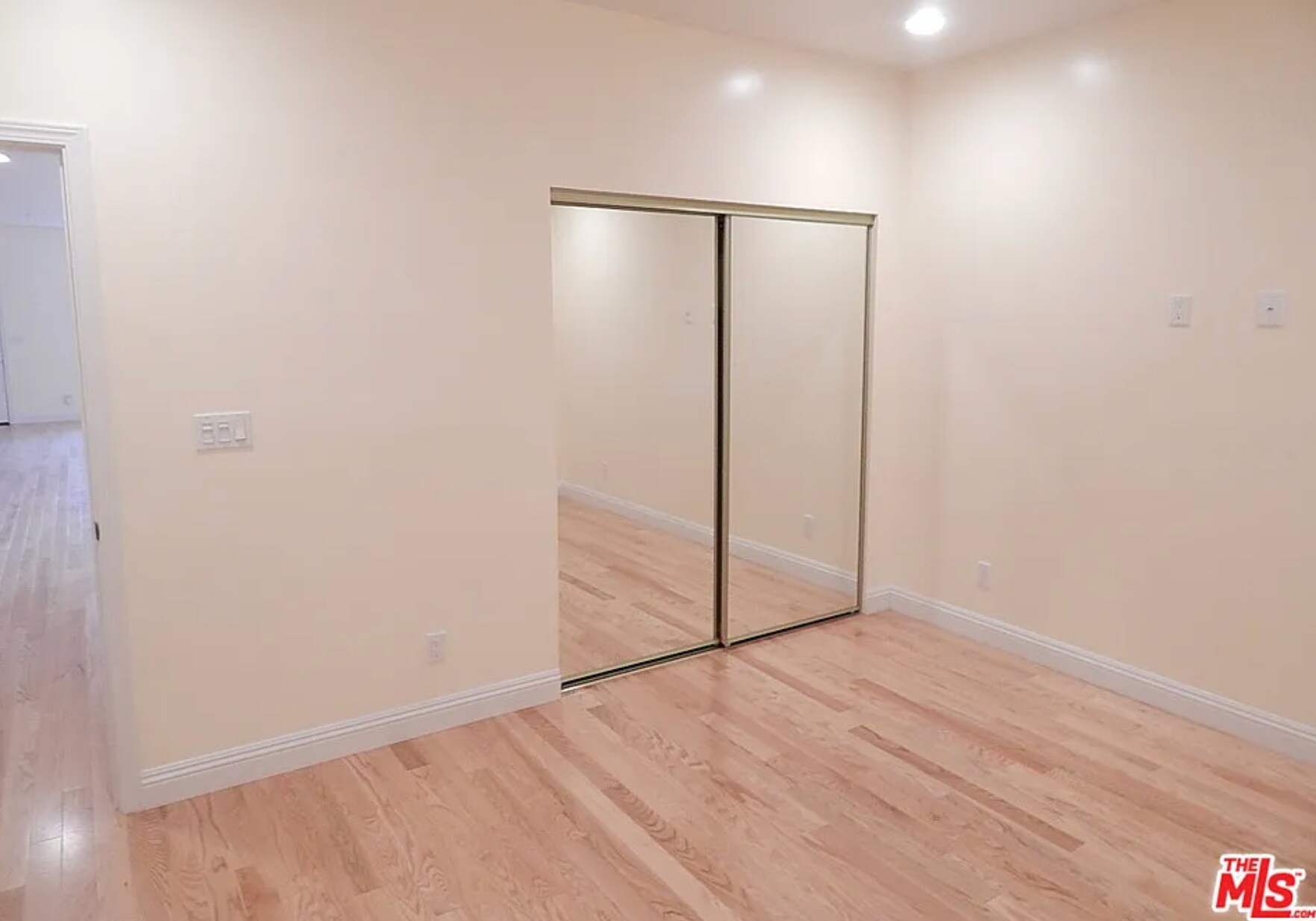 Building Photo - 2018 Hillcrest Dr