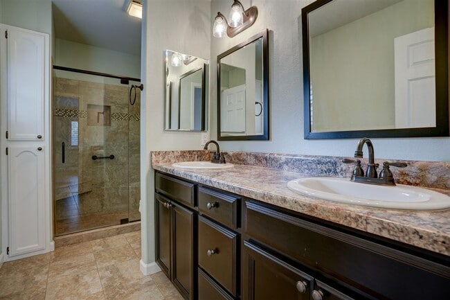 Building Photo - 3 bedroom, 2 bathroom home in Forest Hylands!