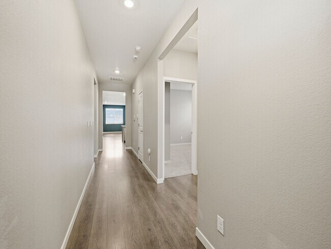 Building Photo - Gorgeous 4-Bed 2-Bath home Fort Collins, CO!
