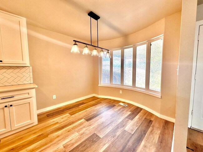 Building Photo - 4 Bed Spacious Midwest city House