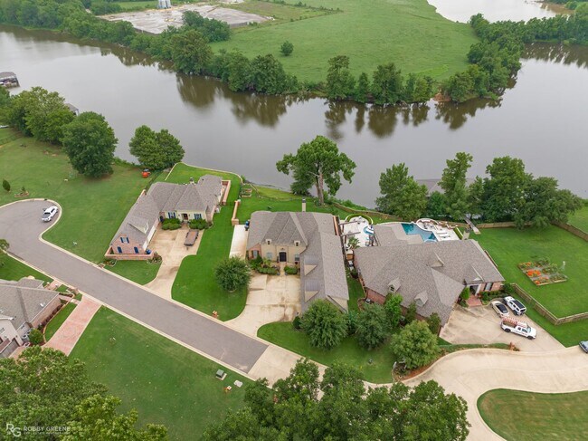 Building Photo - Beautiful Home on the Red River....