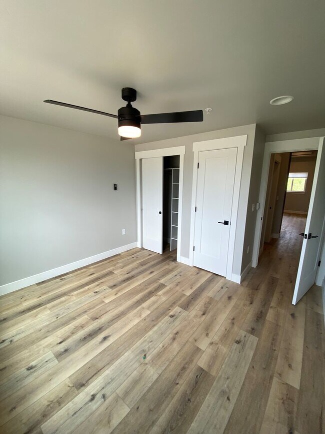 Building Photo - 1BD/1BA Condo w/ nice finishings and great storage!