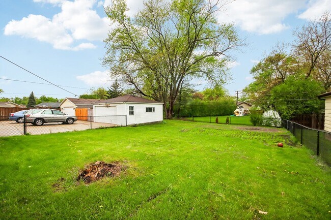 Building Photo - 670 Lakeview Ln
