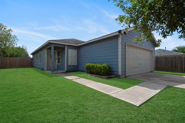 Building Photo - 7939 Yaupon View Dr