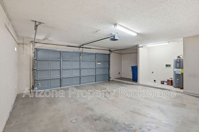 Building Photo - 2192 E Balboa Dr