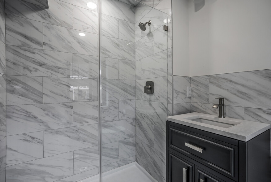 Full Bath - 155 Grand St