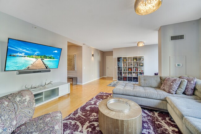 Building Photo - 635 N Dearborn St