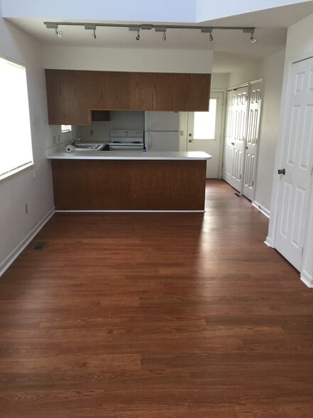 Building Photo - 5945 Red Oak Dr