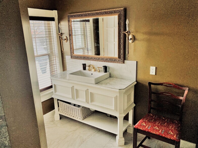 Bath w/ Shower & separate Toilet Room - 603 S Bench St