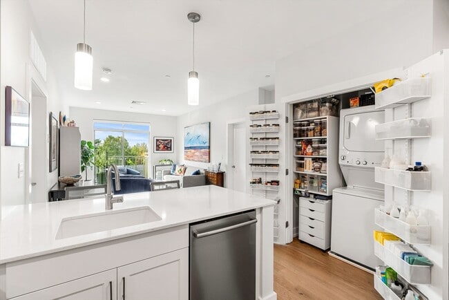 Building Photo - 65 Washington St