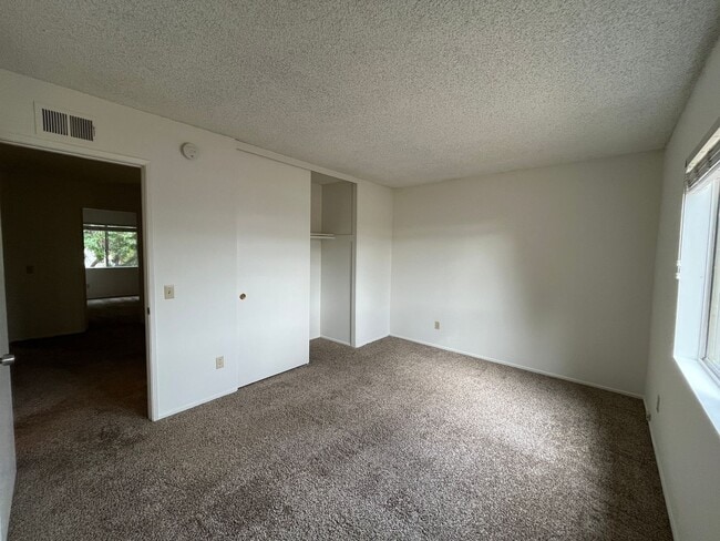 Building Photo - Chatsworth 3+2.5 w/backyard, fireplace + 2...