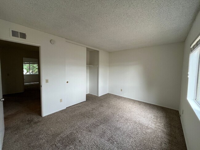 Building Photo - MOVE-IN READY Chatsworth 3+2.5 w/backyard,...