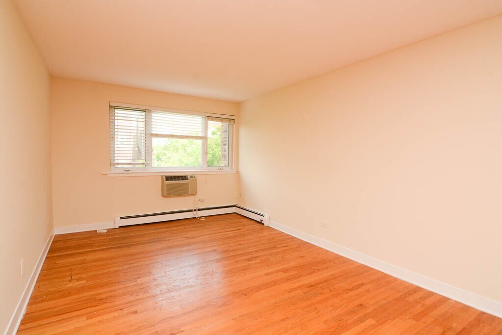 Building Photo - 675 W Wrightwood Ave