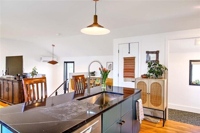 Building Photo - 37 Ring St