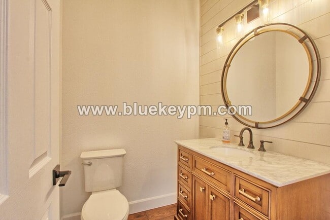 Building Photo - 3 Bed, 3.5 Baths Townhome With Garage Leve...